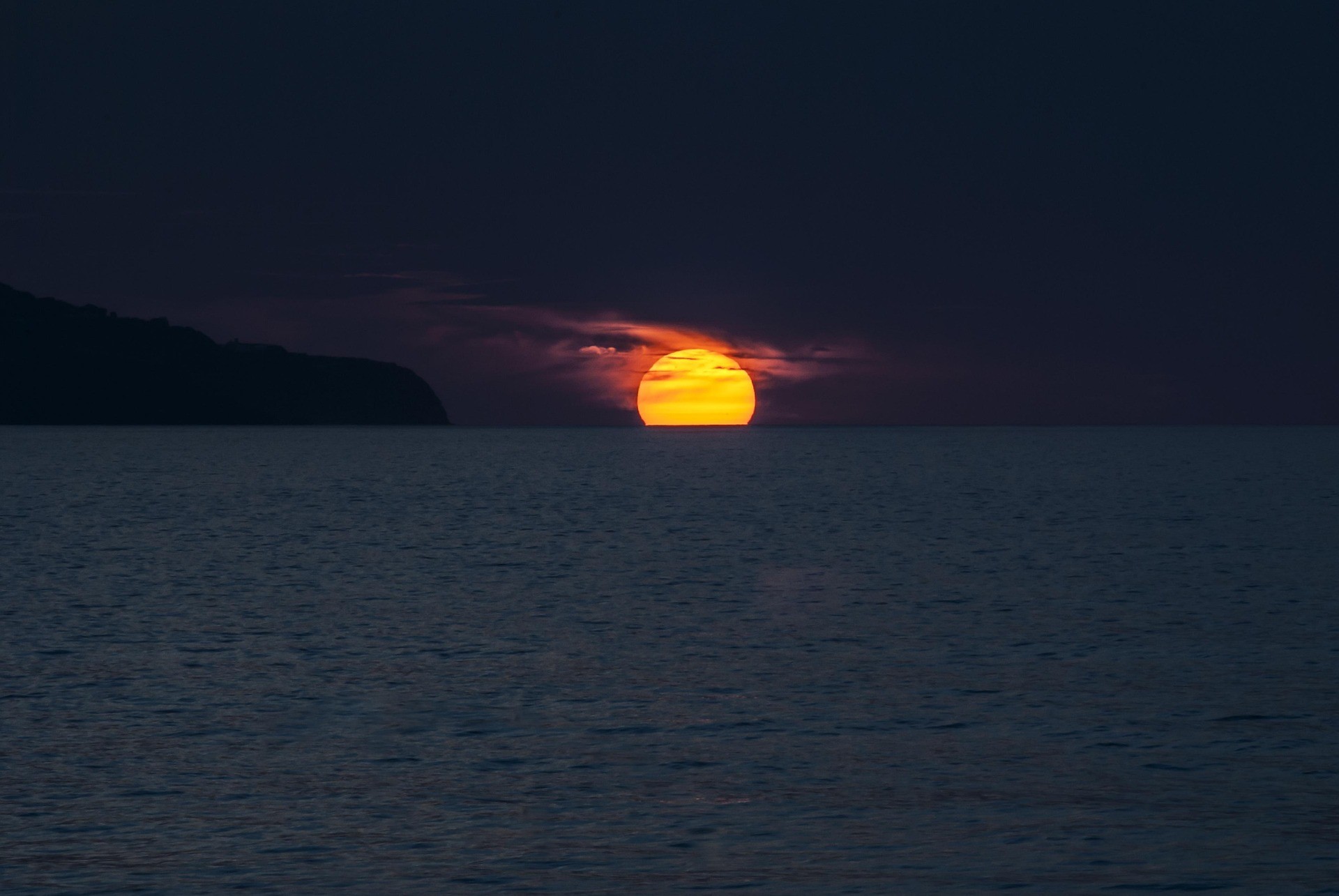 Golden sunset over the Mauritian ocean